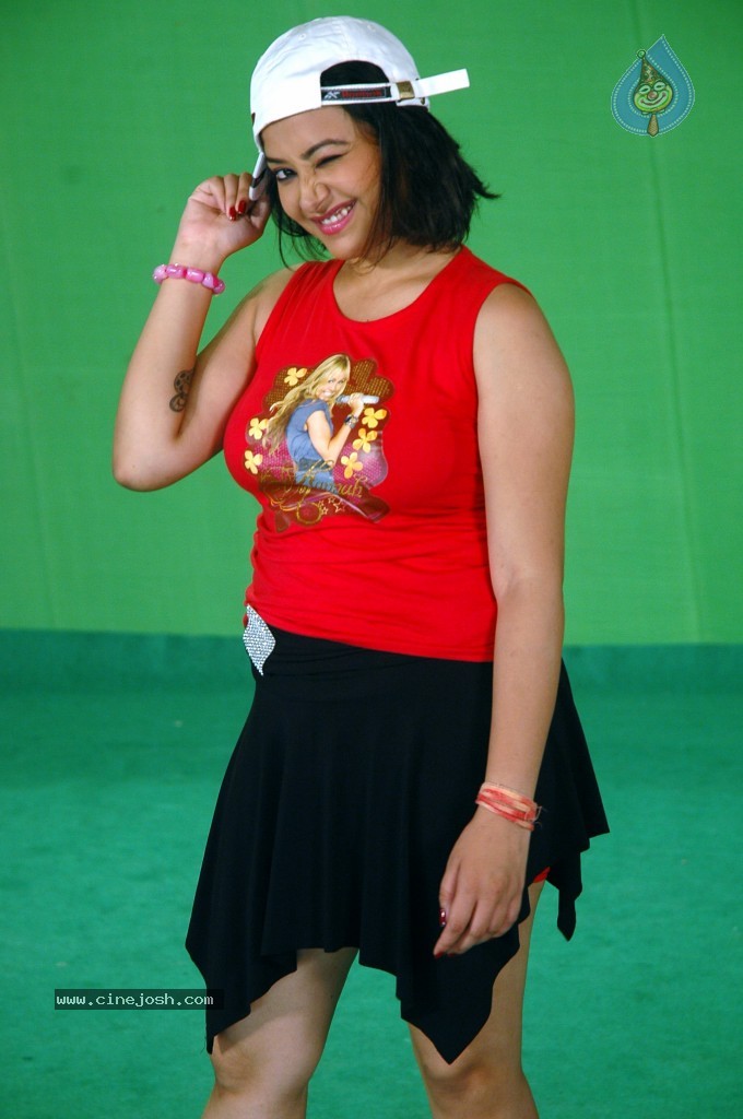 Swetha Basu Prasad Stills - 29 / 36 photos