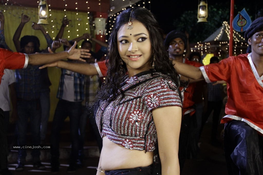 Swetha Basu Prasad New Spicy Stills - 124 / 151 photos