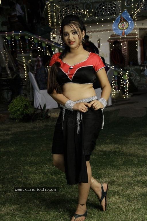 Swetha Basu Prasad Spicy Gallery - 27 / 132 photos