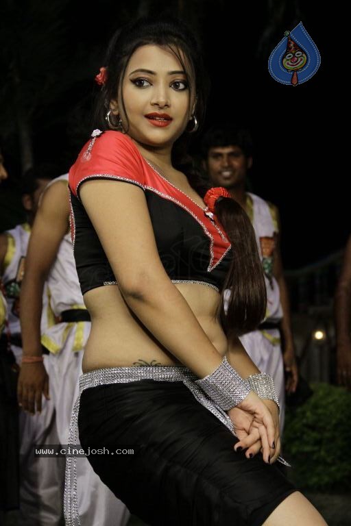 Swetha Basu Prasad Spicy Gallery - 74 / 132 photos