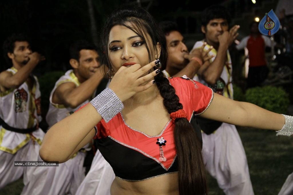 Swetha Basu Prasad Spicy Gallery - 94 / 132 photos