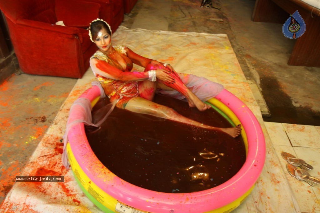 Tanisha Singh Holi Celebrations - 3 / 21 photos