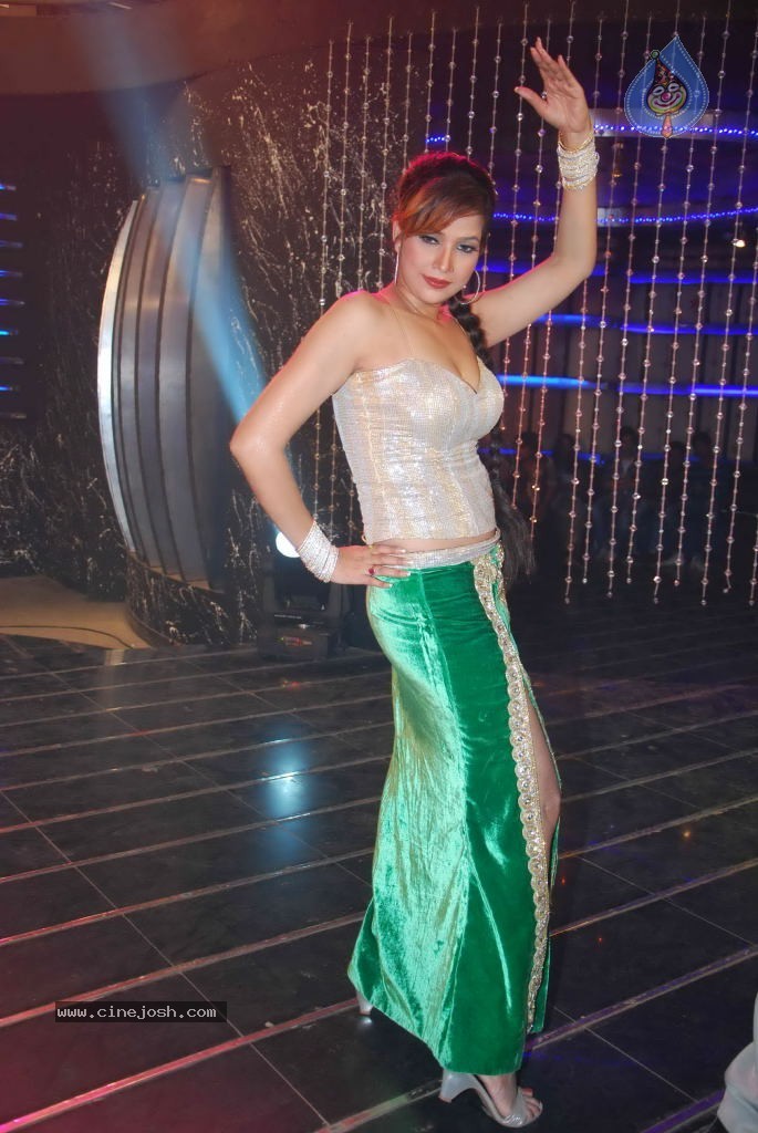 Tanisha Singh Spicy Stills - 29 / 37 photos