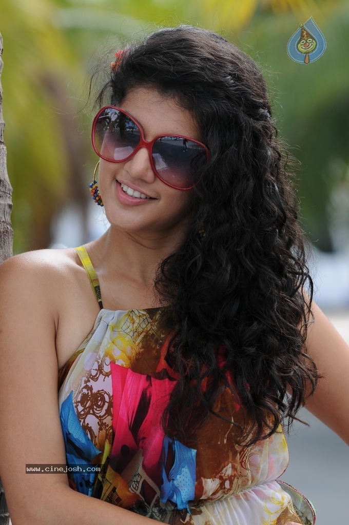 Tapsee Spicy Photos - 6 / 31 photos