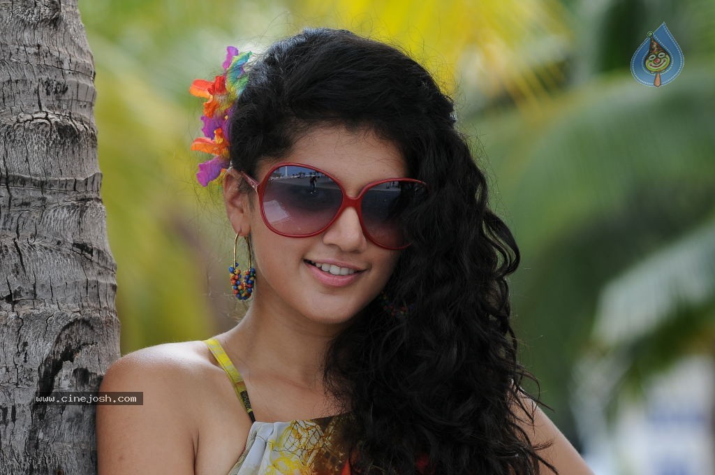 Tapsee Spicy Photos - 10 / 31 photos