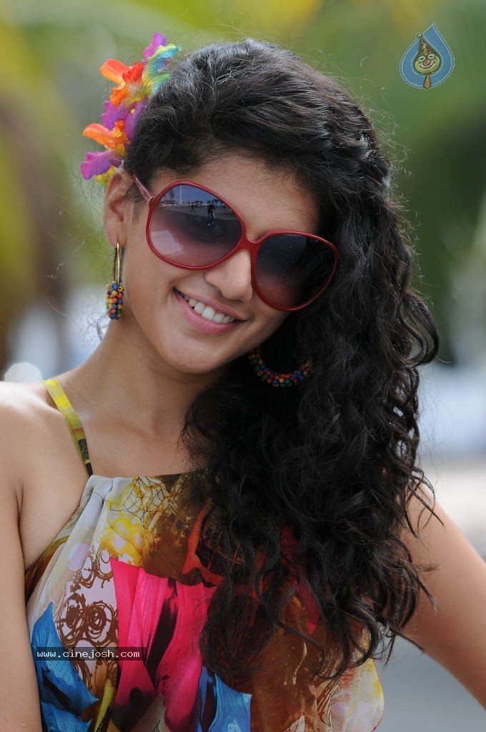 Tapsee Spicy Photos - 13 / 31 photos