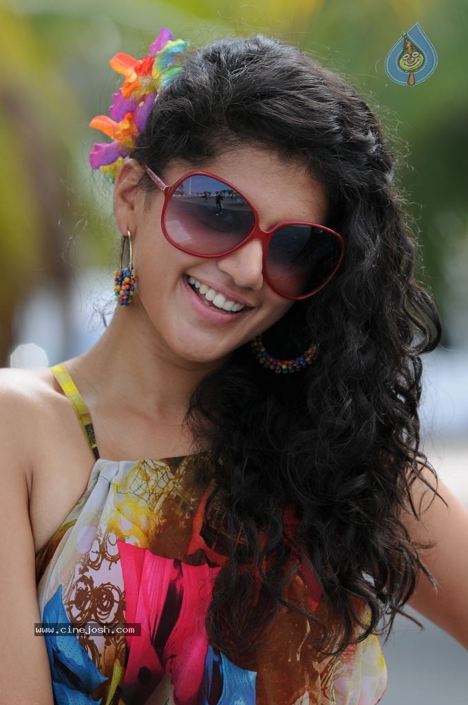 Tapsee Spicy Photos - 21 / 31 photos