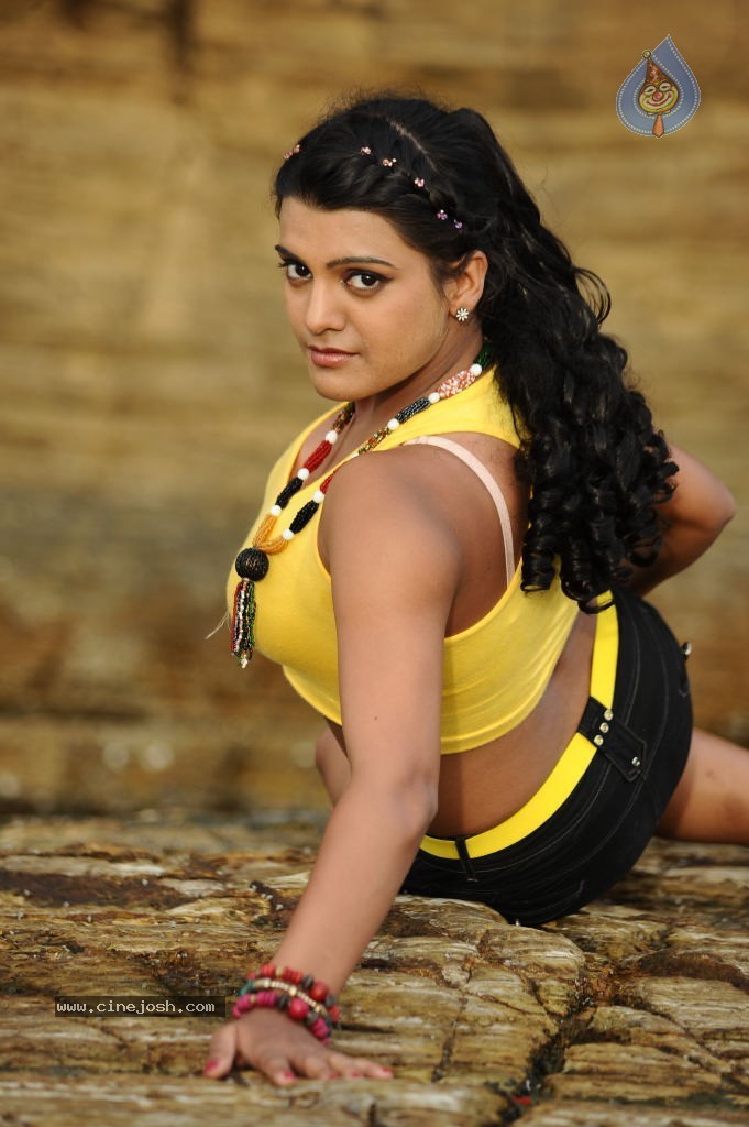 Tashu Kaushik Hot Photos - 10 / 35 photos