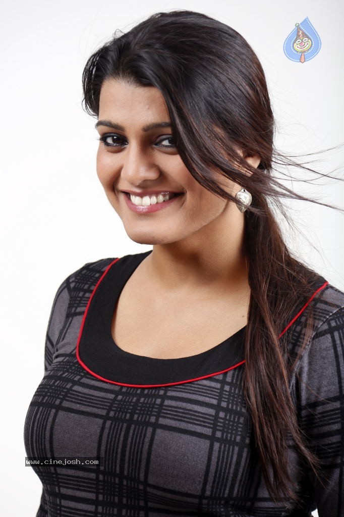 Tashu Kaushik Hot Stills - 23 / 52 photos