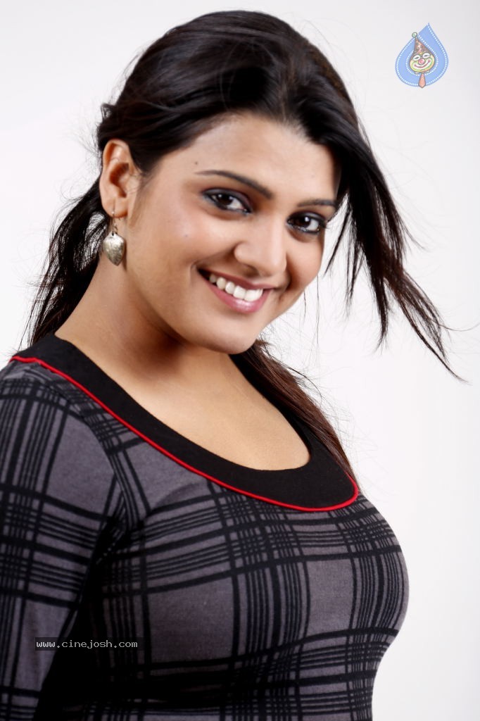 Tashu Kaushik Hot Stills - 28 / 52 photos