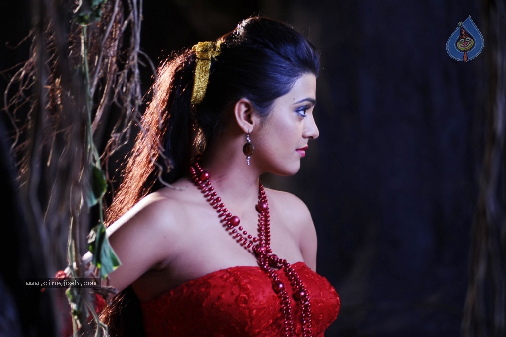 Tashu Kaushik New Spicy Gallery - 35 / 51 photos