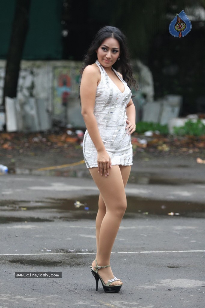 Thai Singer Ann Mitchai Hot Stills - 34 / 39 photos