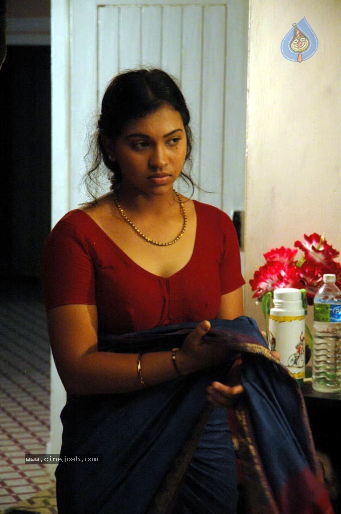 Thenmozhi Thanjavur Movie Hot Stills - 29 / 52 photos