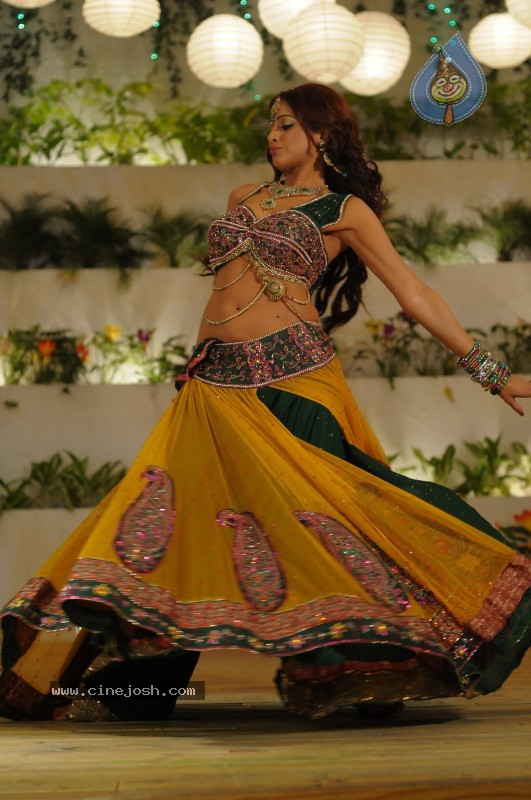 Udaya Bhanu Hot & Spicy Pics - 77 / 119 photos