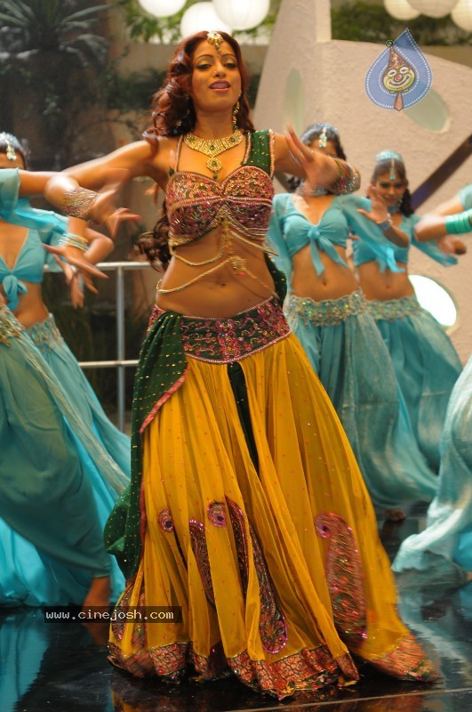 Udaya Bhanu Hot & Spicy Pics - 88 / 119 photos