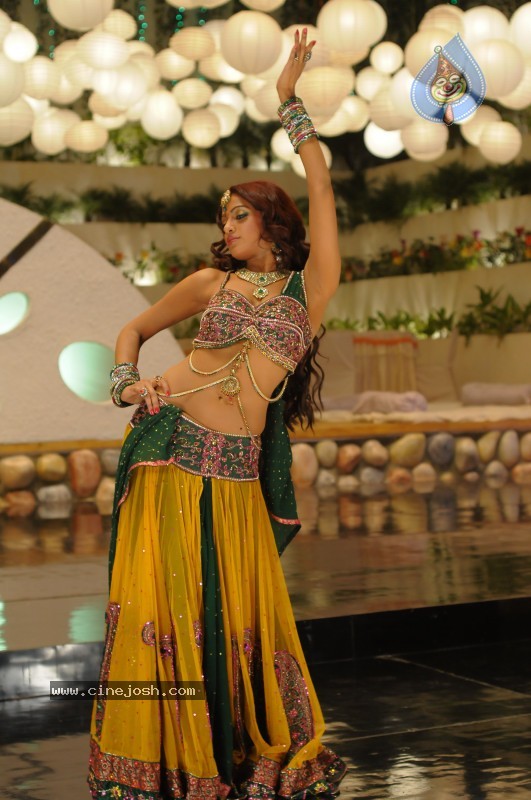 Udaya Bhanu Hot & Spicy Pics - 90 / 119 photos