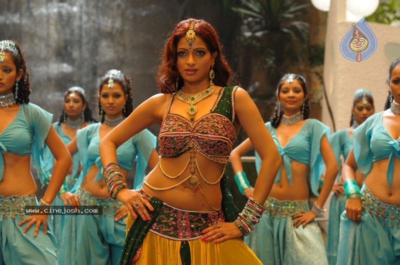 Udaya Bhanu Hot & Spicy Pics - 99 / 119 photos