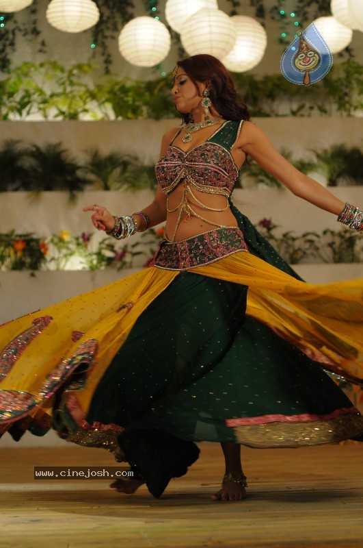 Udaya Bhanu Hot & Spicy Pics - 105 / 119 photos