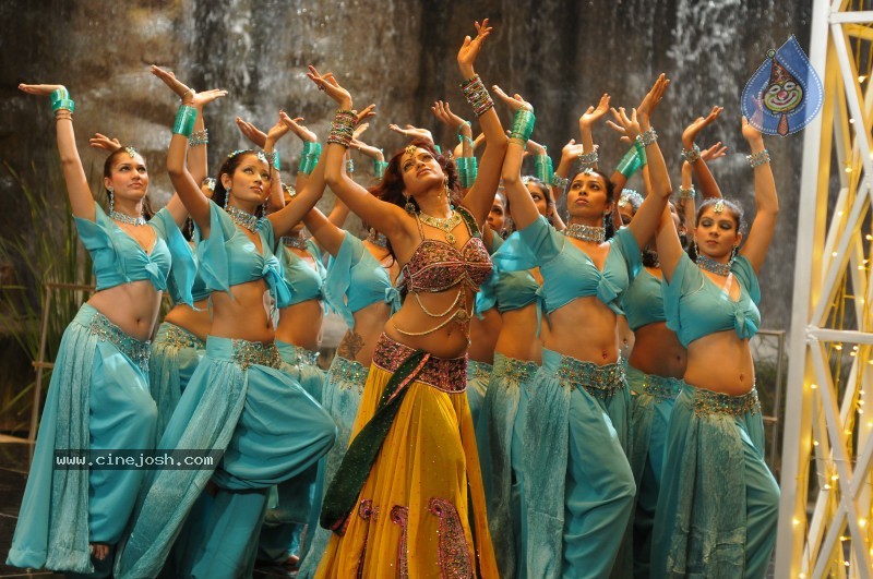 Udaya Bhanu Hot & Spicy Pics - 110 / 119 photos