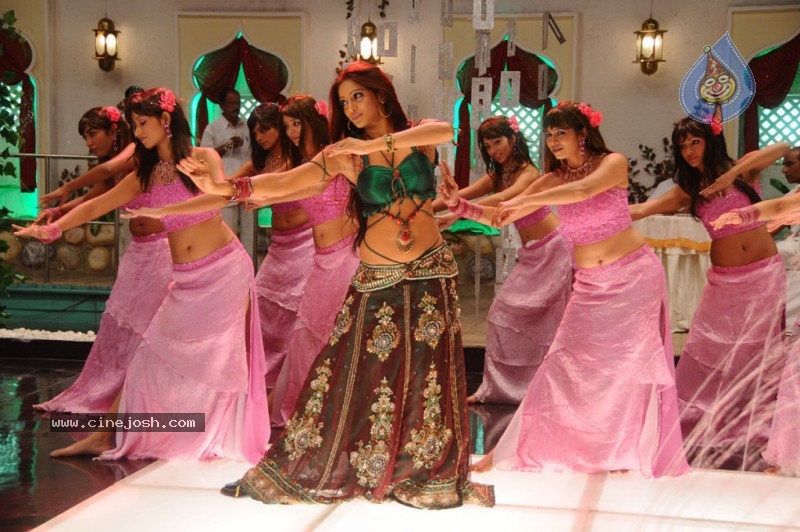 Udaya Bhanu Hot & Spicy Pics in Leader - 4 / 74 photos