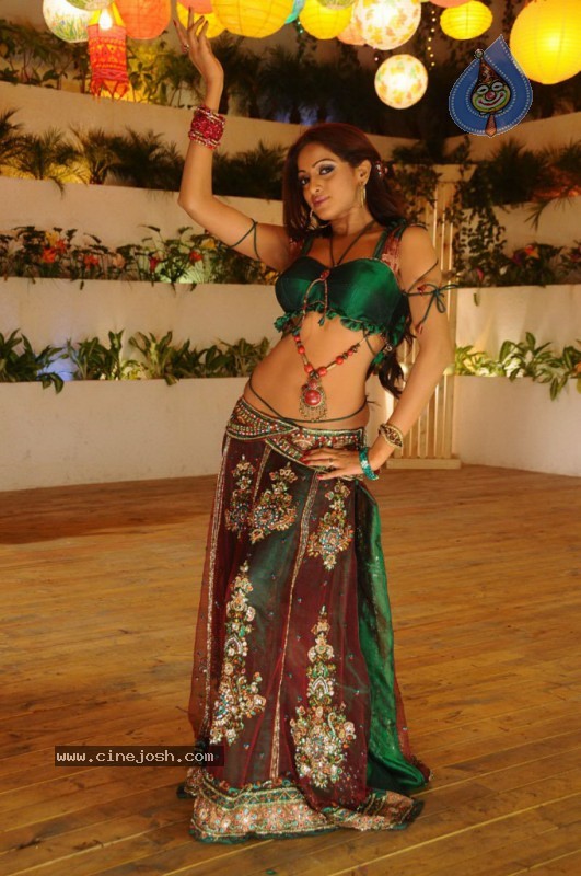 Udaya Bhanu Hot & Spicy Pics in Leader - 24 / 74 photos