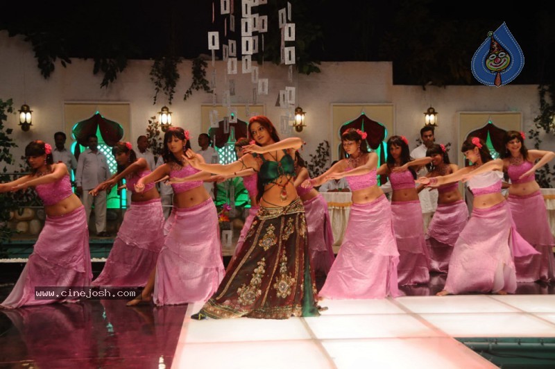 Udaya Bhanu Hot & Spicy Pics in Leader - 26 / 74 photos