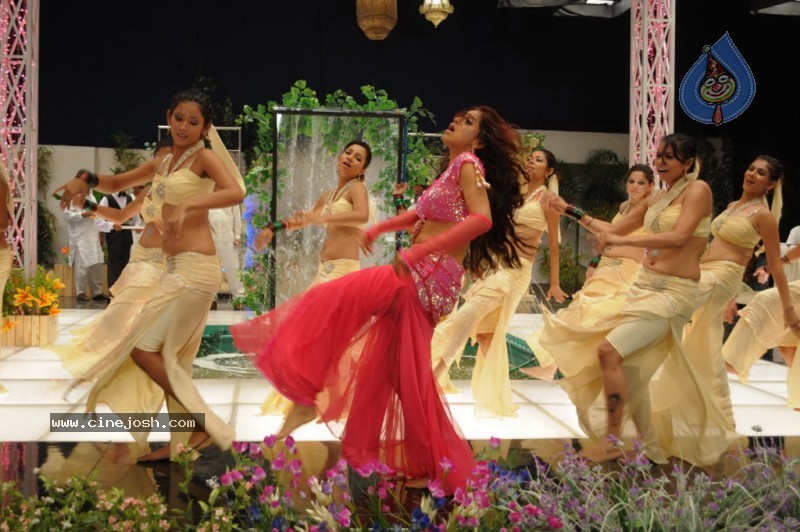 Udaya Bhanu Hot & Spicy Pics in Leader - 37 / 74 photos