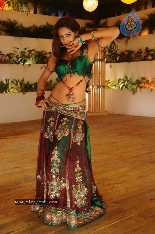 Udaya Bhanu Hot & Spicy Pics in Leader - 38 / 74 photos