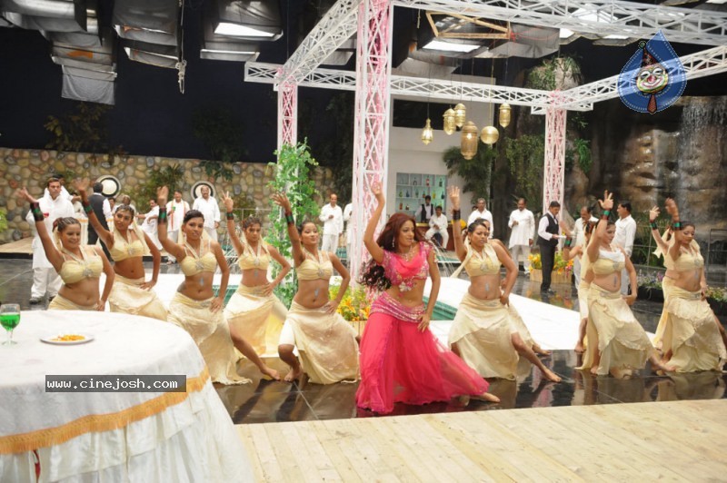 Udaya Bhanu Hot & Spicy Pics in Leader - 43 / 74 photos