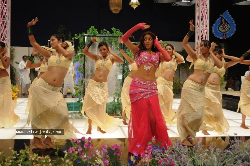 Udaya Bhanu Hot & Spicy Pics in Leader - 46 / 74 photos