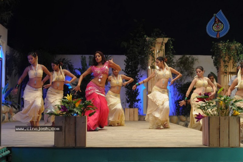 Udaya Bhanu Hot & Spicy Pics in Leader - 49 / 74 photos