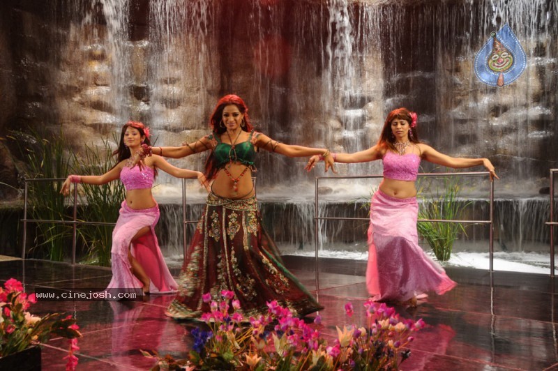 Udaya Bhanu Hot & Spicy Pics in Leader - 51 / 74 photos