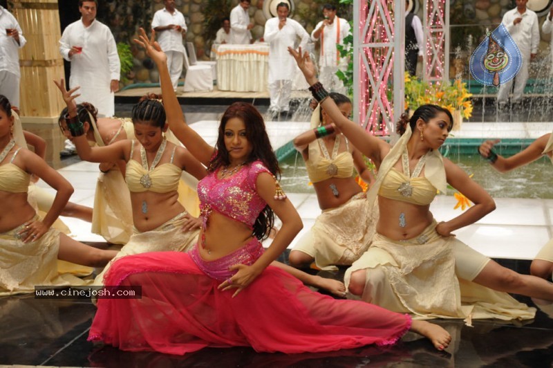 Udaya Bhanu Hot & Spicy Pics in Leader - 53 / 74 photos