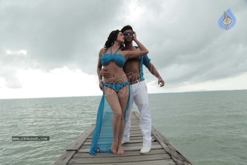 Veena Malik Spicy Stills in Silk Sakkath Maga - 3 / 15 photos