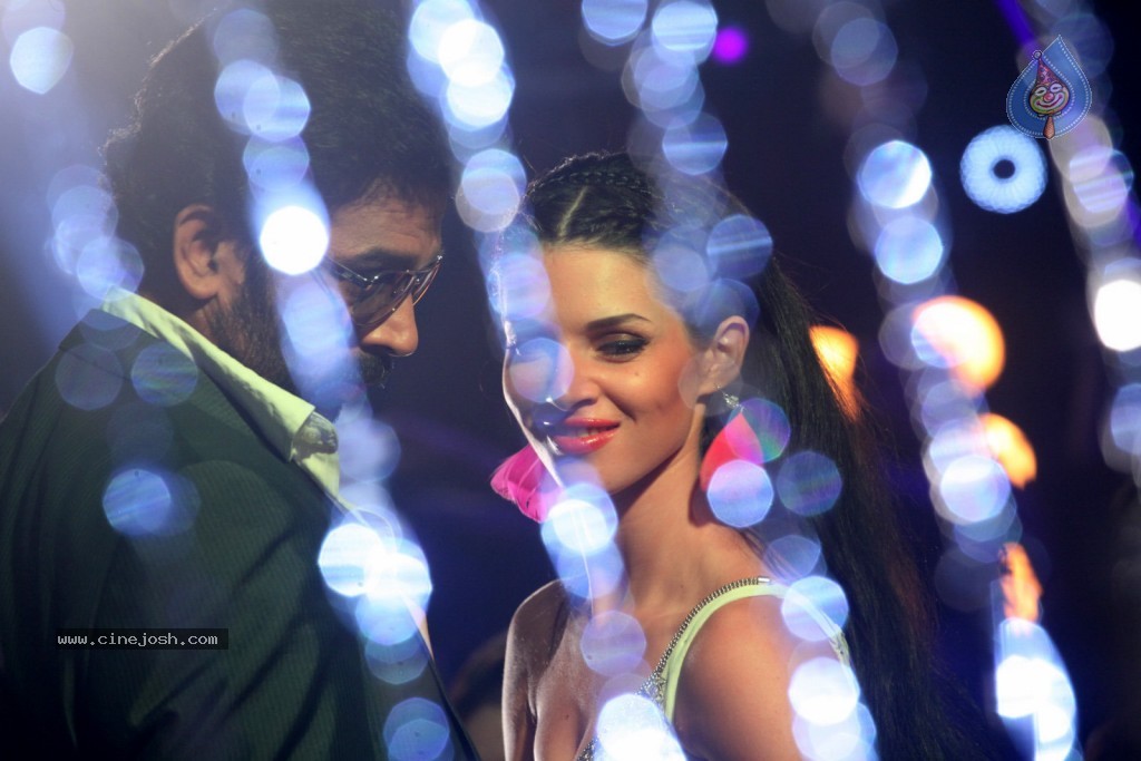 Vetadu Ventadu Movie Item Song Stills - 14 / 105 photos