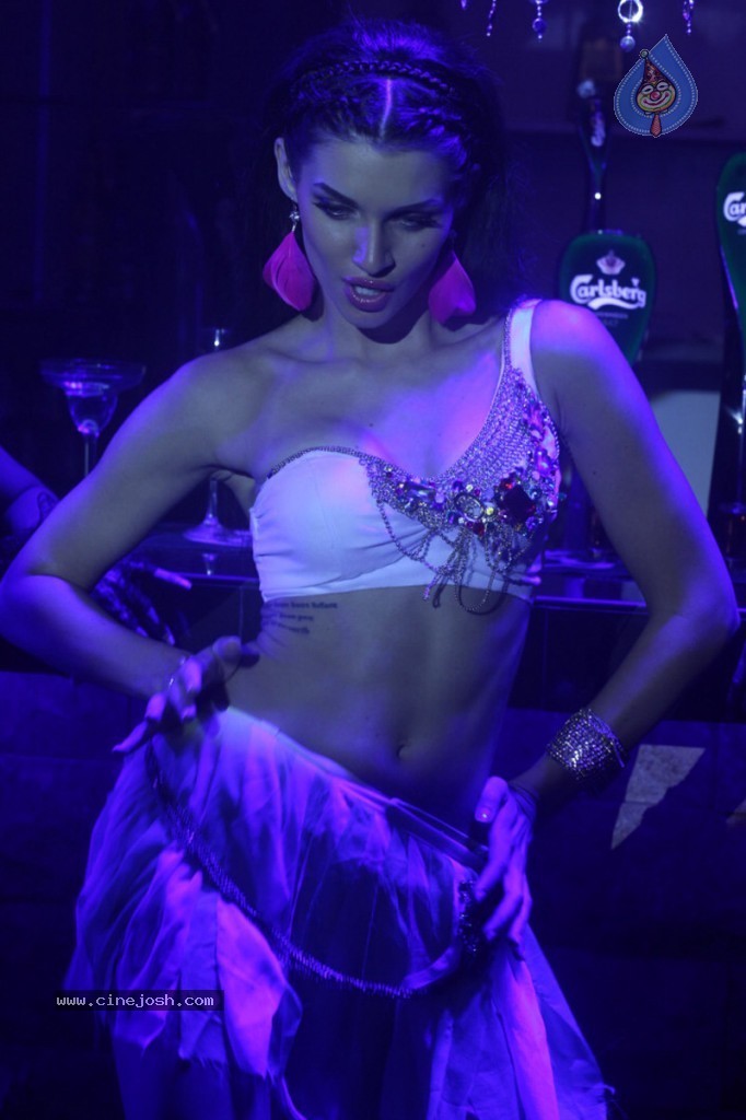 Vetadu Ventadu Movie Item Song Stills - 34 / 105 photos