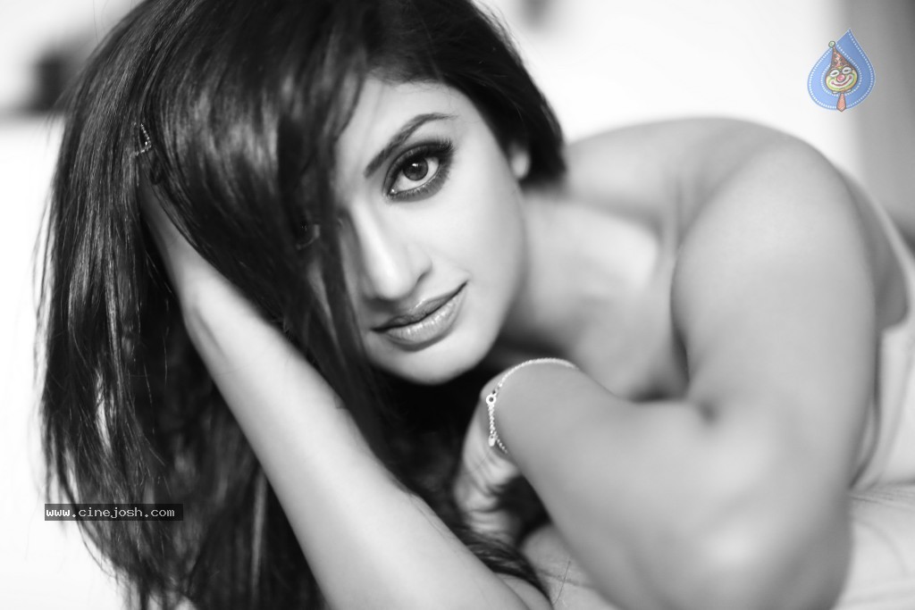 Vimala Raman Latest Portfolio  - 10 / 12 photos