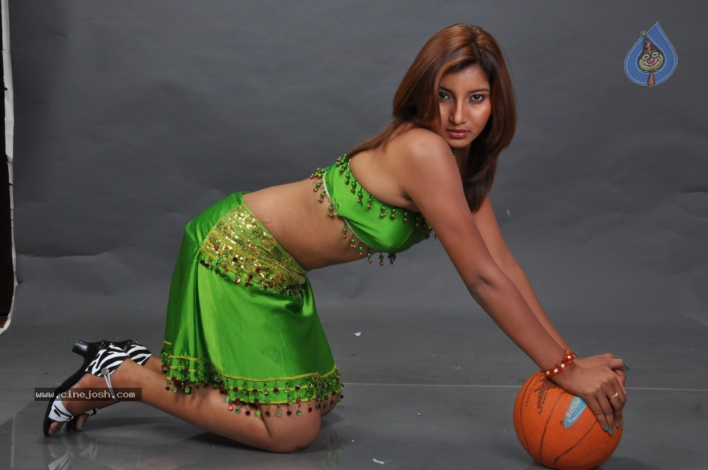 Vinni Spicy Stills - 34 / 50 photos