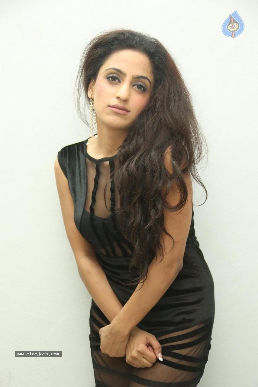 Virti Khanna Hot Stills - 74 / 80 photos