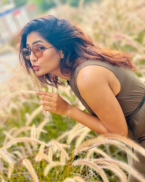 Eesha Rebba New Photos - 2 / 4 photos