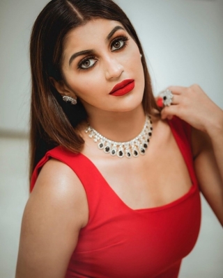 Yashika Aannand Photos - 6 of 9