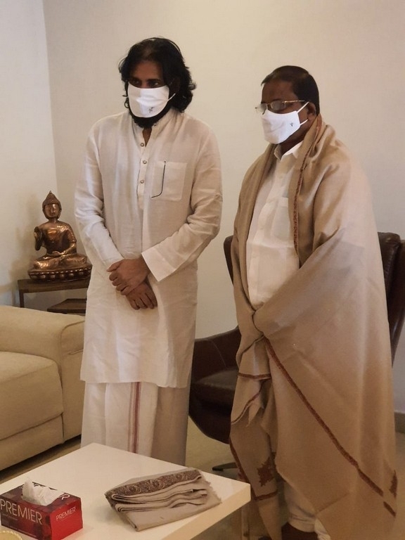 AP BJP President Somu Veerraju met Pawan Kalyan - 3 / 4 photos