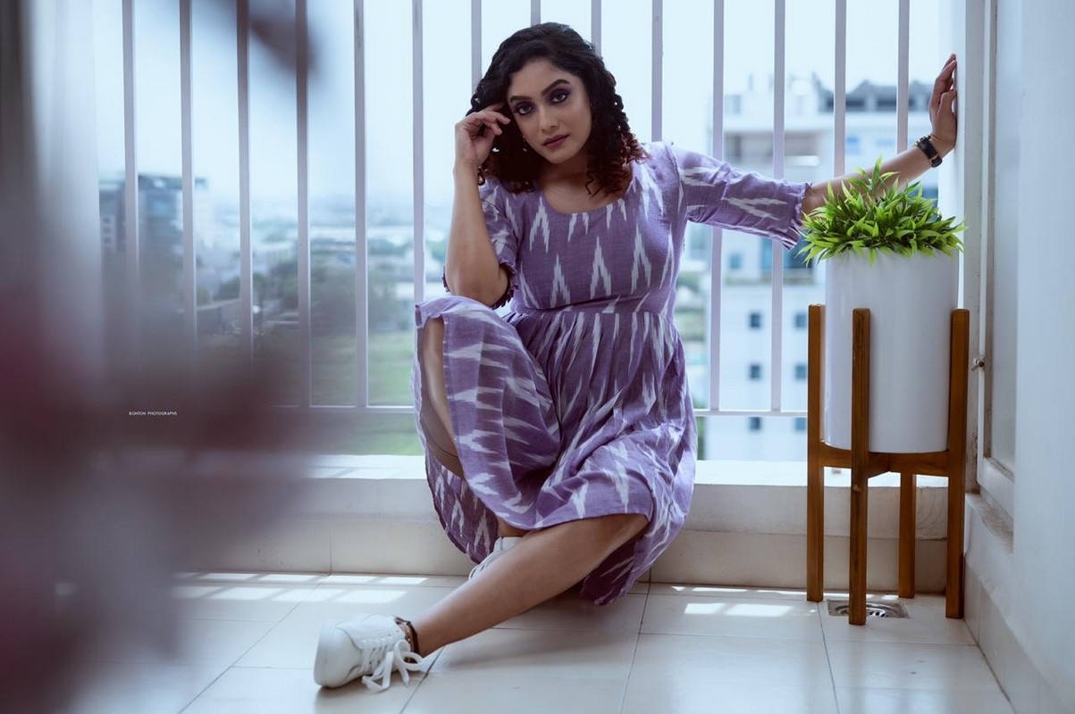 Abhirami Venkatachalam Photos - 2 / 4 photos