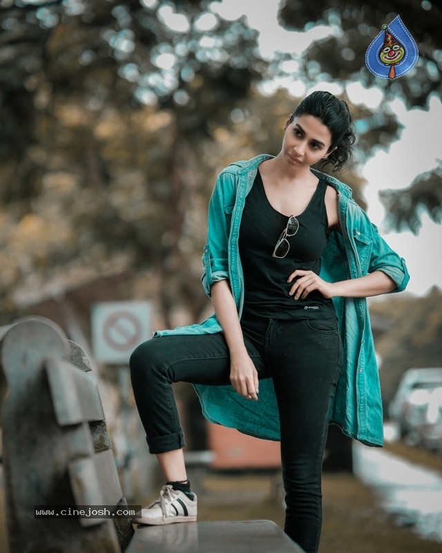 Gayatri Iyer Photos - 8 / 20 photos