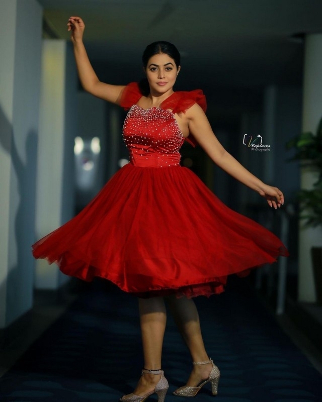 Poorna Latest Stills - 4 / 10 photos
