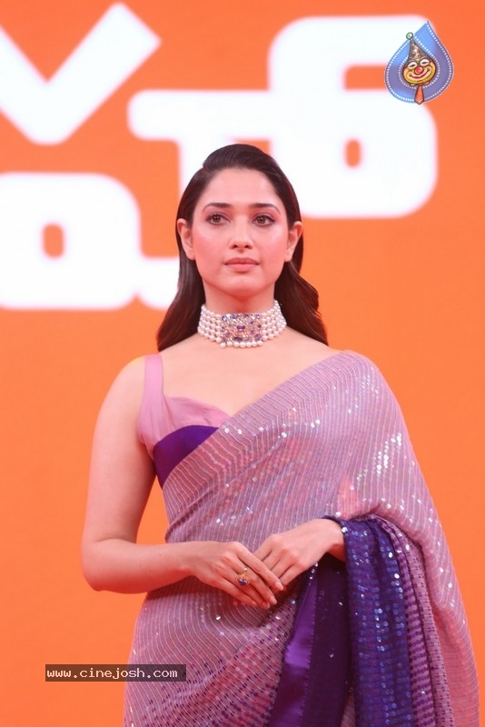 Aha Event An Evening with A Galaxy of Stars Photos - 10 / 42 photos