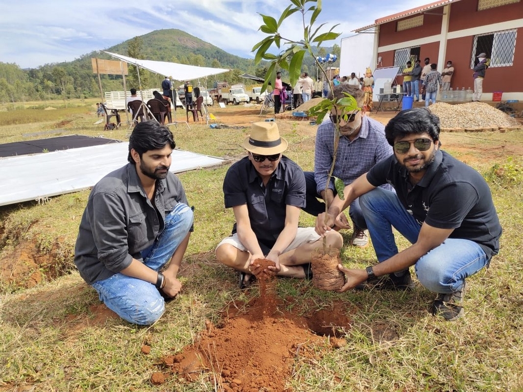 Anil Ravipudi accepted Green India Challenge - 3 / 3 photos