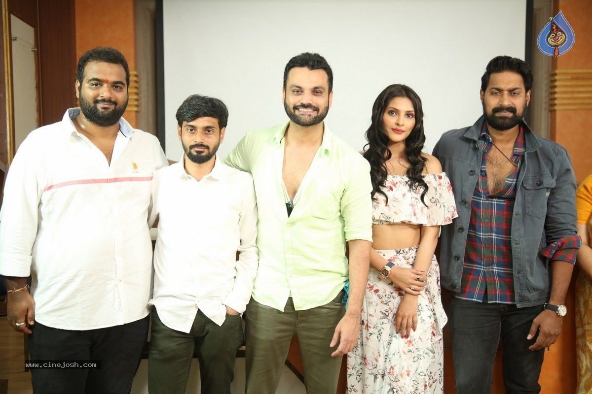 Following Movie Opening - 18 / 20 photos