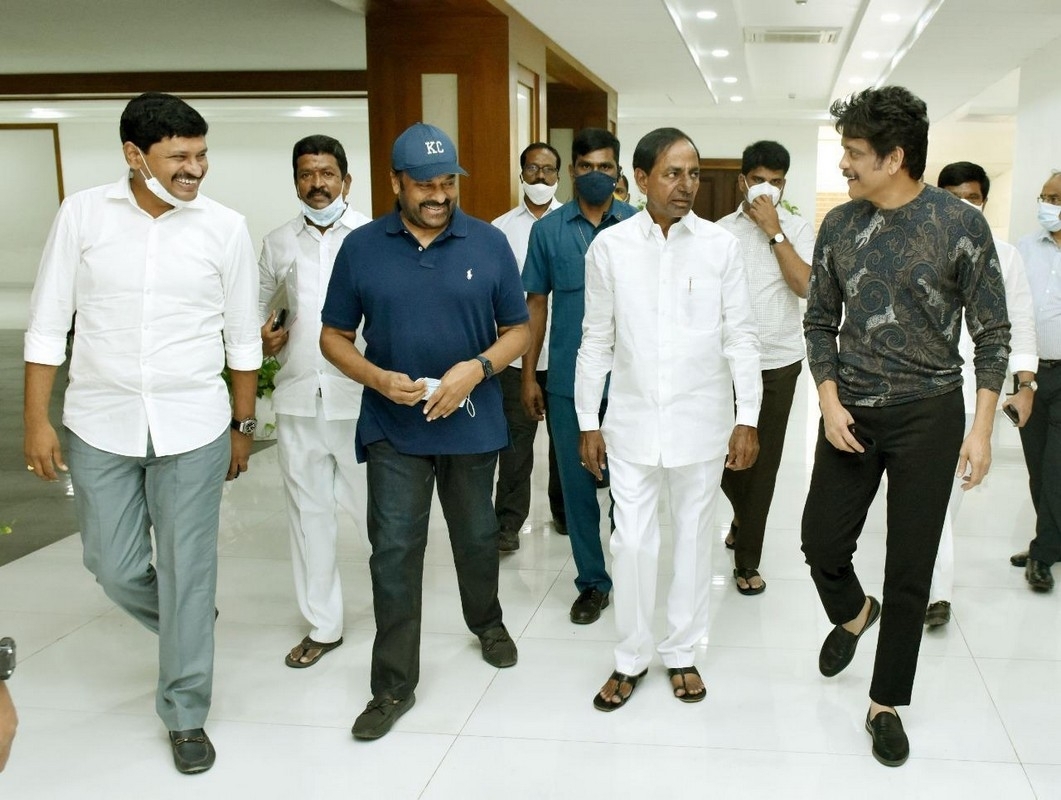 Chiranjeevi and Nagarjuna meets Telangana CM KCR - 2 / 4 photos