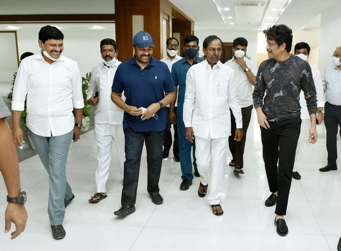 Chiranjeevi and Nagarjuna meets Telangana CM KCR - 3 / 4 photos